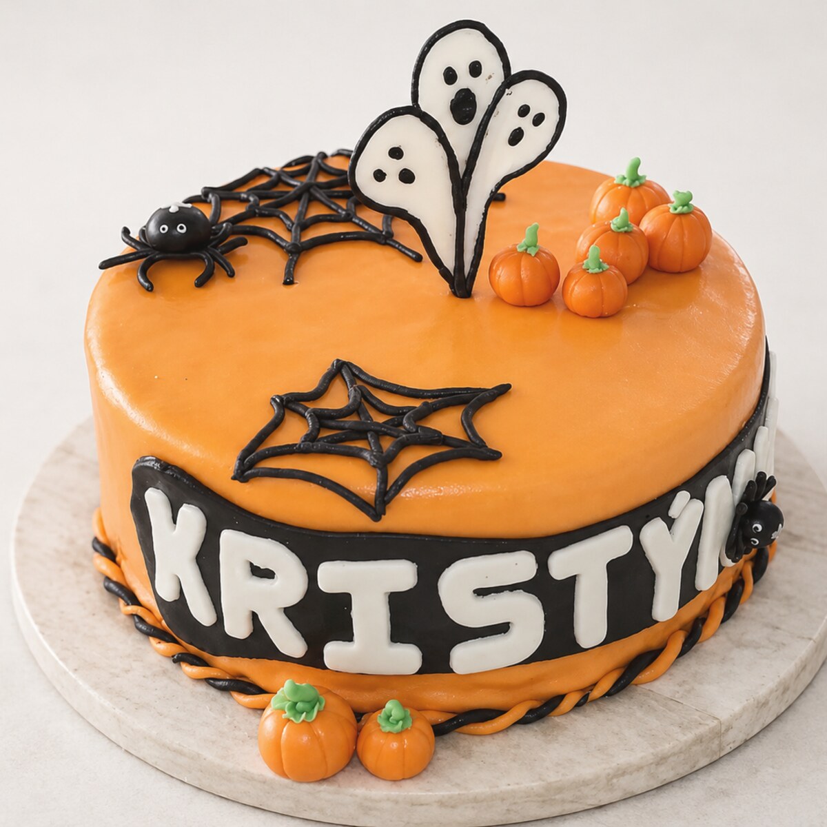 Halloweenský dort se jménem a dýněmi