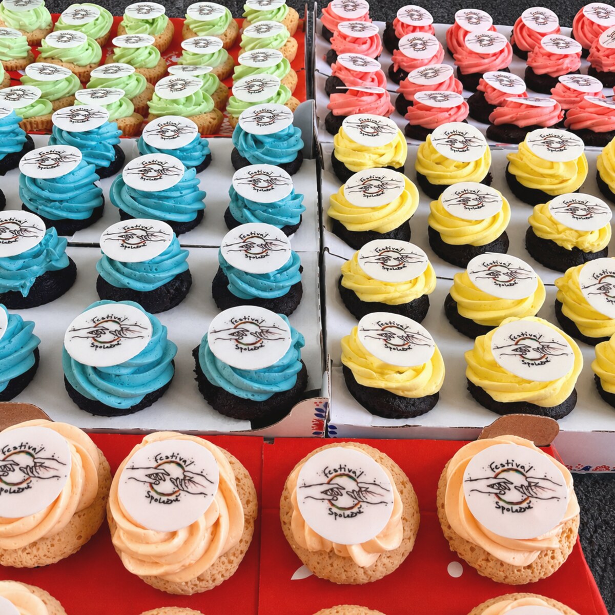 Barevné cupcakes na společenskou akci